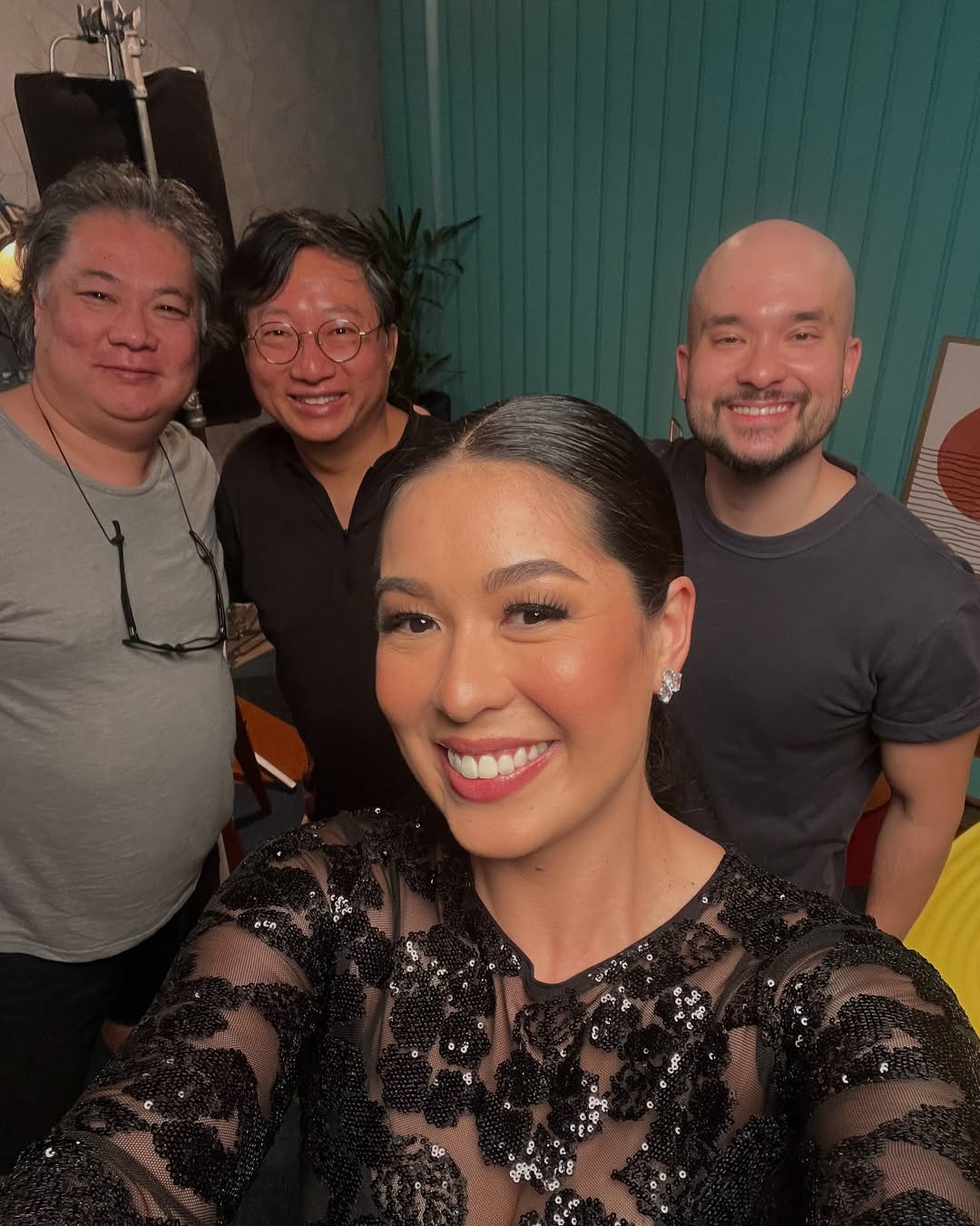 Equipe e apresentadora nos bastidores